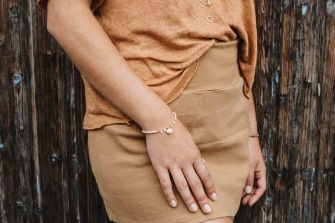 Garn und Kettenarmband aus vergoldetem Messing 24k mit Perlen.