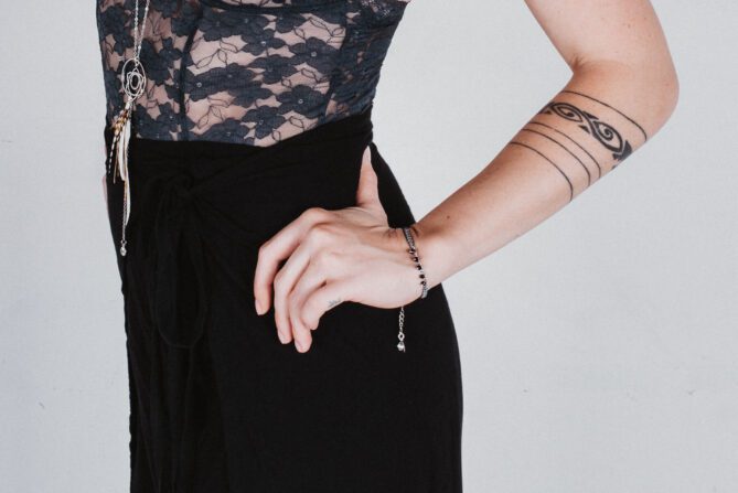 Armband Messing versilbert mit schwarzen Perlen.