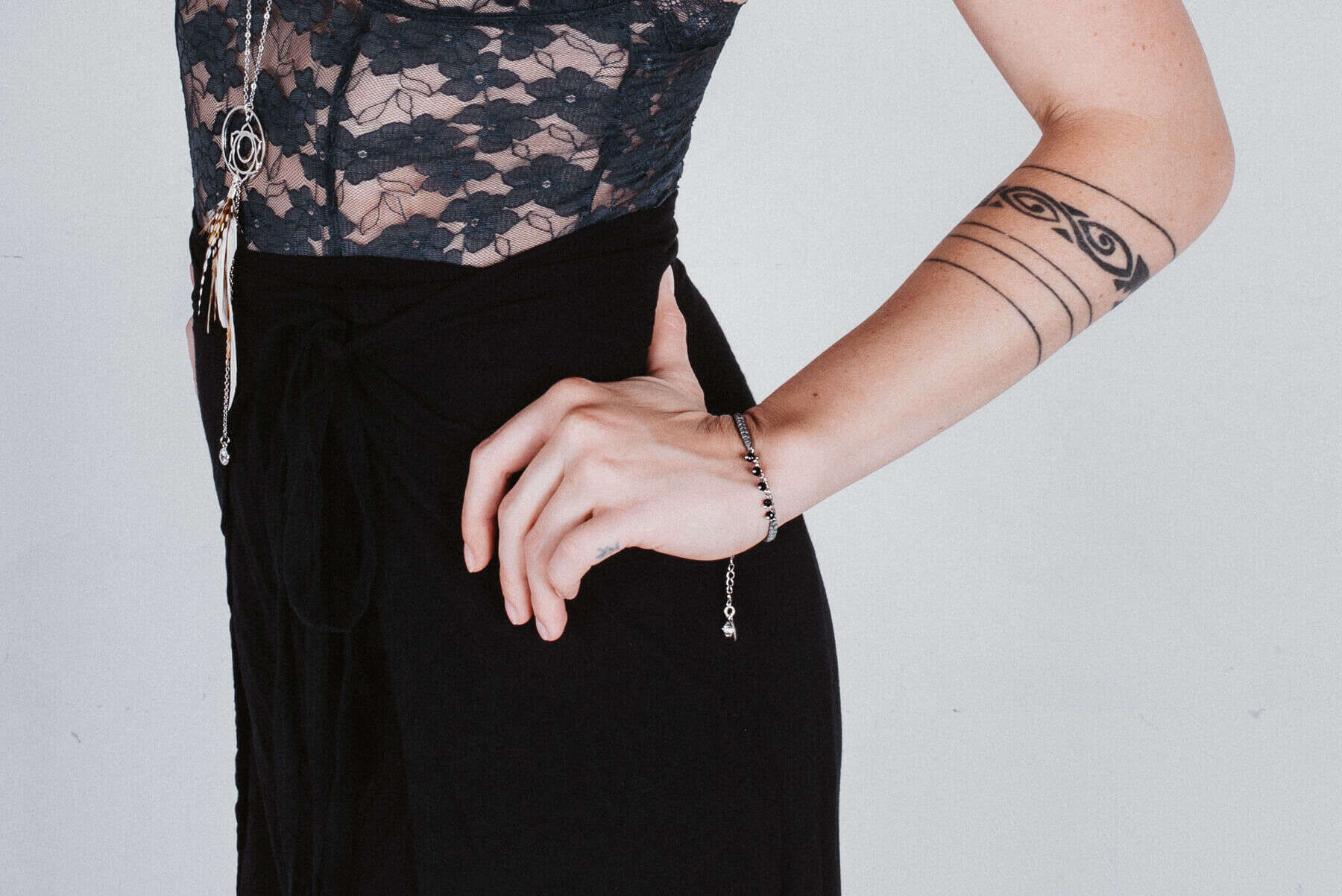 Armband Messing versilbert mit schwarzen Perlen.