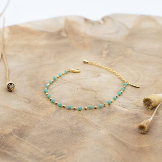 Armband aus 24k vergoldetem Messing mit türkisfarbigen Perlen