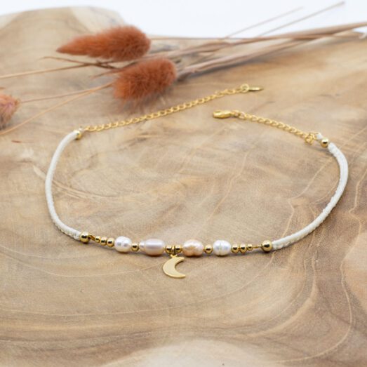 Makramee Halskette Moon Pearl mit verschieden farbigen Zuchtperlen, Garn und Messing 24k Vergoldet