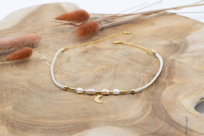 Makramee Halskette Moon Pearl mit verschieden farbigen Zuchtperlen, Garn und Messing 24k Vergoldet