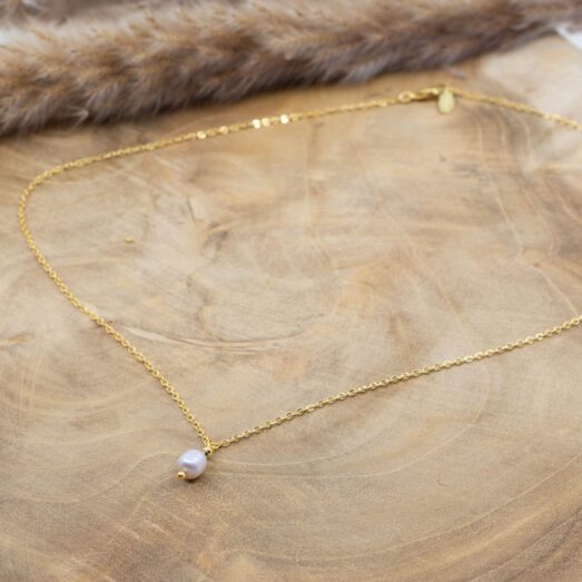 Halskette aus Messing 24k Vergoldet mit einer lila farbigen Zuchtperle