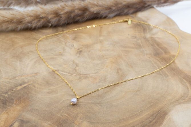 Halskette aus Messing 24k Vergoldet mit einer lila farbigen Zuchtperle