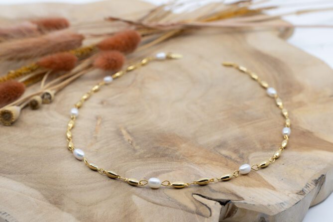 Halskette aus 24k vergoldetem Messing mit weissen Perlen