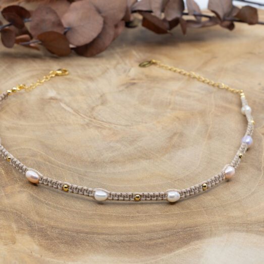 Makramee Halskette Shine Pearl mit  Zuchtperlen, Garn und Messing 24k Vergoldet