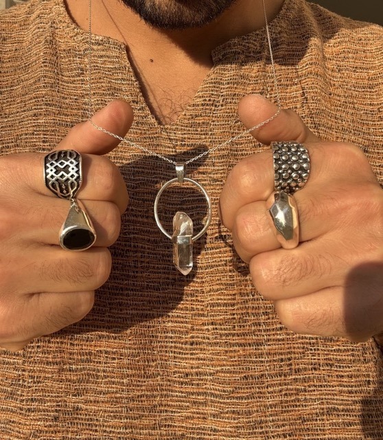 Entdecke handgefertigten Schmuck für Männer aus Sterling Silber, Onyx und hochwertigen Materialien. Zeitlose Ringe, Armreifen & Halsketten von Elmare.