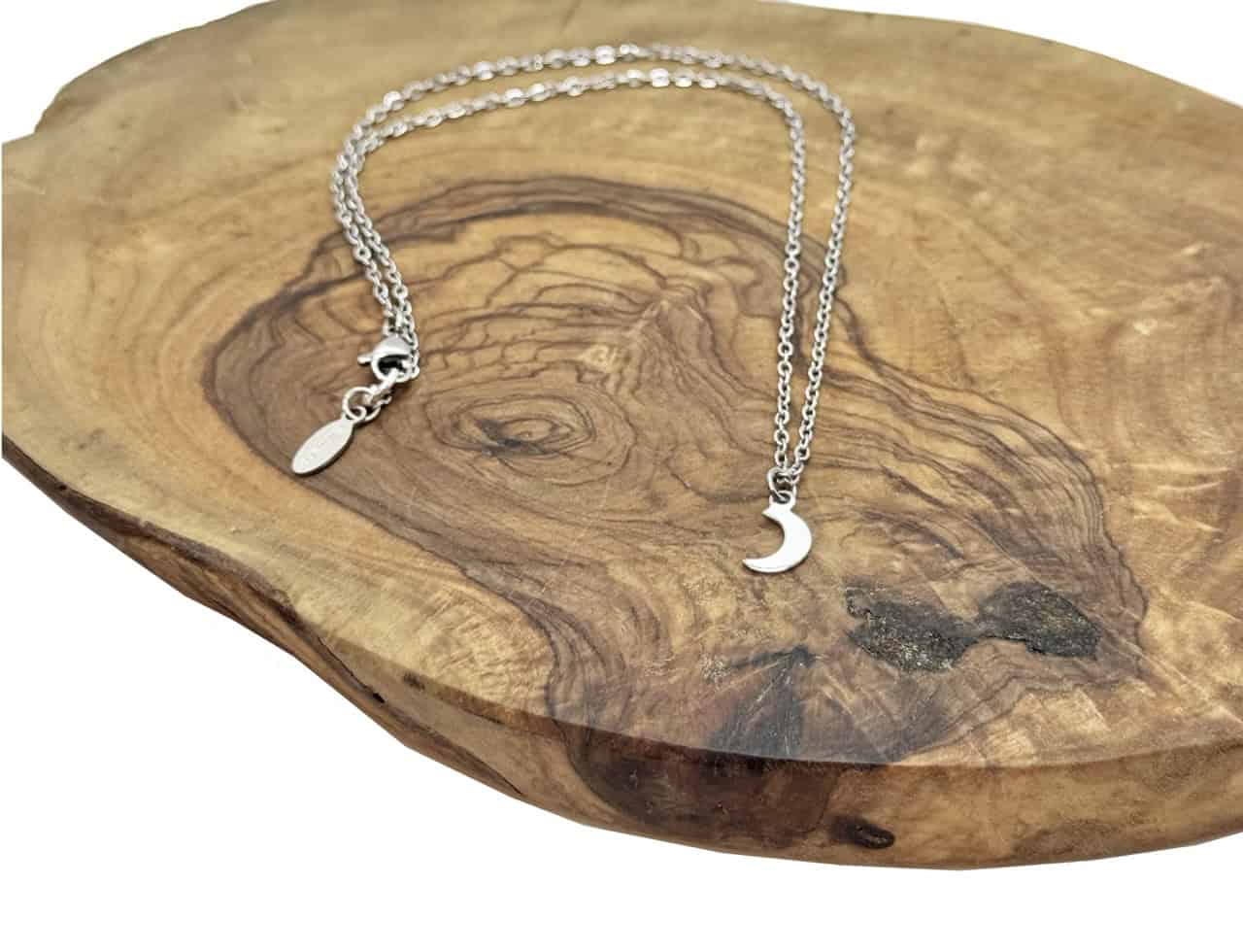 Halbmond Kette – Edelstahlkette mit glänzendem versilbertem Mond-Anhänger | Zeitloser Boho Schmuck