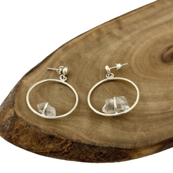 Filigrane Kreolen aus echtem 925er Silber mit rohem Bergkristall – handgefertigt & voller Klarheit.