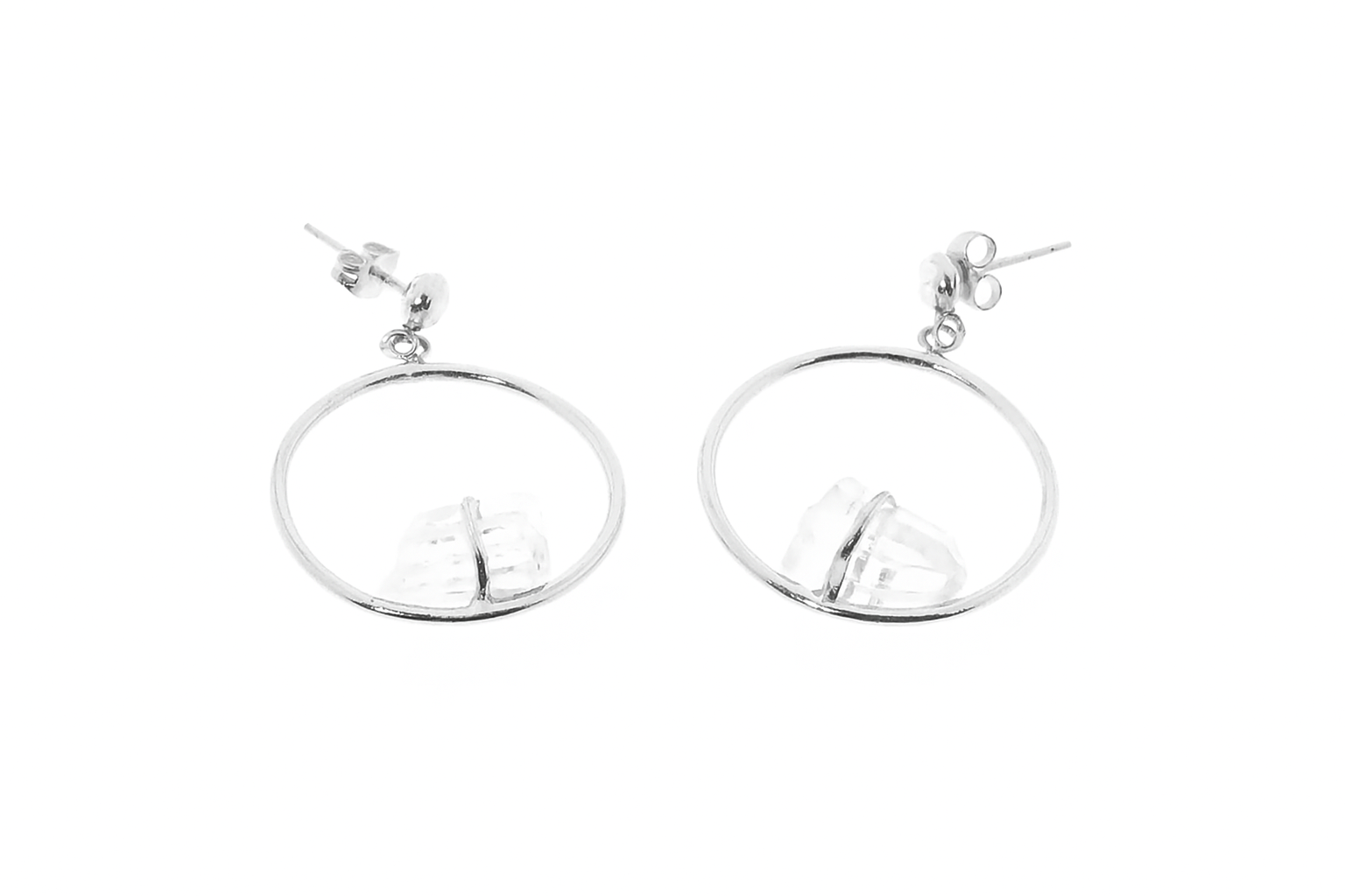 Filigrane Kreolen aus echtem 925er Silber mit rohem Bergkristall – handgefertigt & voller Klarheit.