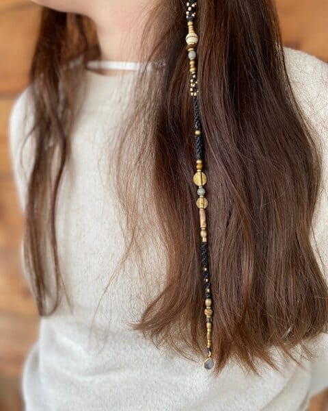 Klick-In Trenza in Schwarz mit Messingperlen und Halbedelsteinen