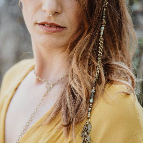 Haarschmuck (Trenza) mit Perlen und Federn aus Messing und Afrikanischem Türkis