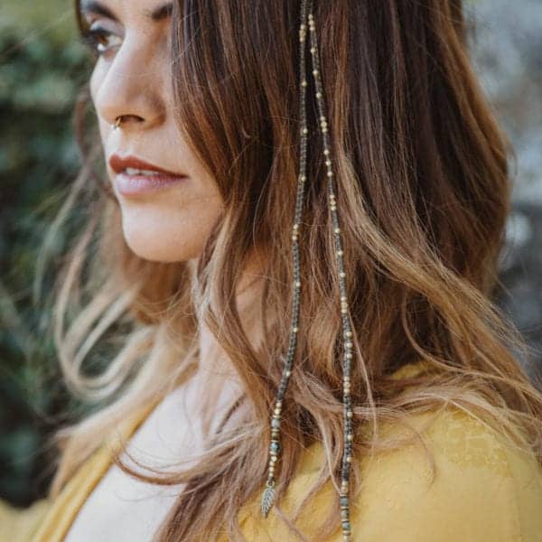 Trenza / Haarschmuck Nalini aus Garn mit Messingperlen und dem Halbedelstein Afrikanischer Türkis kombiniert