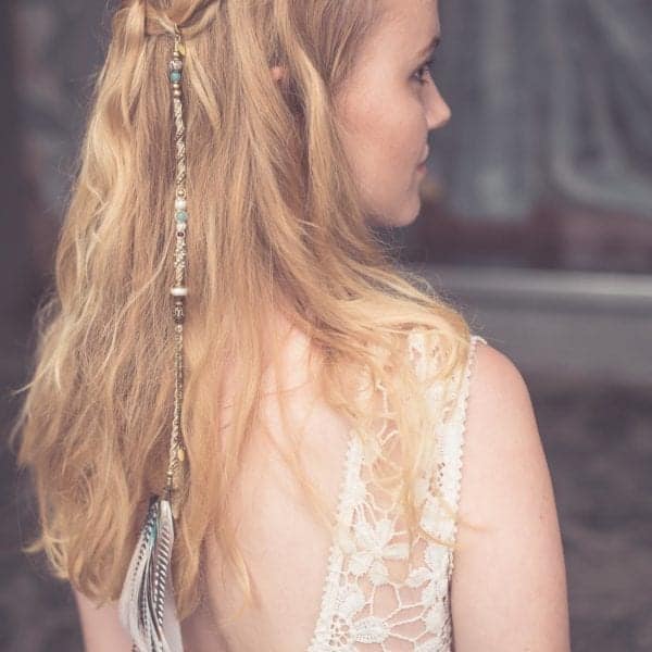 Trenza Haarschmuck mit Federn verziert